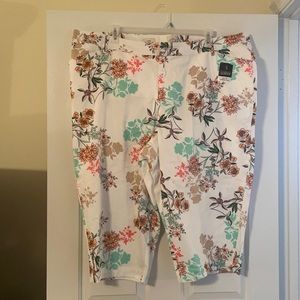 St. John’s bay Capri. Sz 28W. New with tags